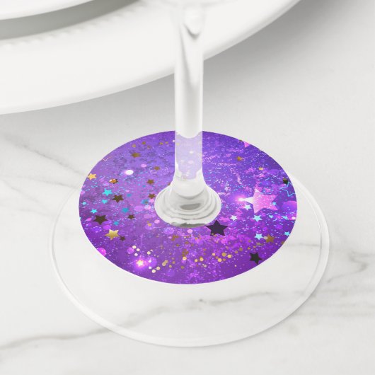 Paarse folieachtergrond met sterren wijnglaslabel (Dichtbij)