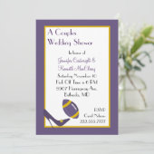 Paarse Footballs bruiloft Shower Uitnodiging (Staand voorkant)