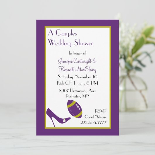Paarse Footballs bruiloft Shower Uitnodiging (Staand voorkant)