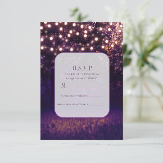 Paarse Forest Sunset String Lights Wedding RSVP Kaart (Staand voorkant)