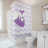 Paarse Fox op grijze, witte, Lila Chevron Stripes Douchegordijn (In situ)