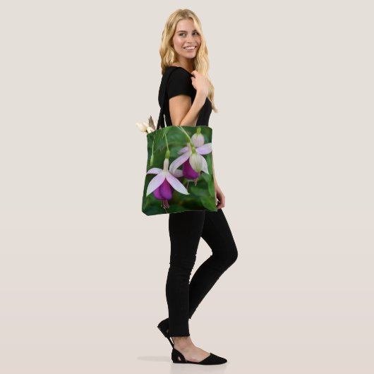 Paarse Fuchsia Flowers met White Sepals Floral Tote Bag (Op model)
