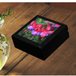 Paarse Fuchsia met roze Sepals Floral Cadeaudoosje<br><div class="desc">Winkel trinkets,  sieraden en andere kleine keepenkoeken in deze houten cadeaudoos met keramische tegels die voorzien zijn van een foto-afbeelding van bicolor,  paarse Fuchsia bloemen met roze sepels. Een kleurrijk floreel ontwerp! Selecteer de grootte en kleur van het cadeauvakje.</div>