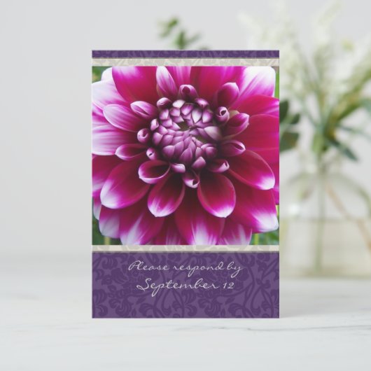Paarse Fuschia Dahlia rsvp met enveloppen (Staand voorkant)