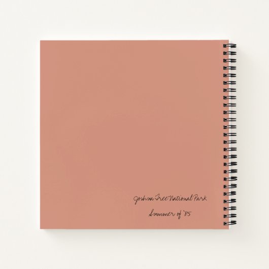 Paarse Fuzzy Alien Hiker Notitieboek (Achterkant)