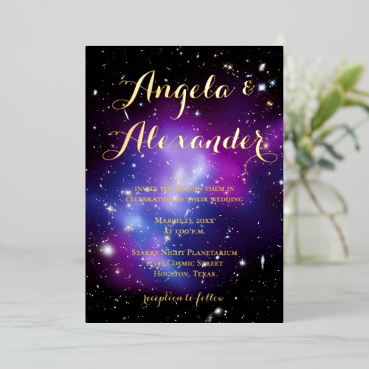 Paarse Galaxy Cluster Planetarium Weddending Folie Uitnodiging (Staand Voorkant)