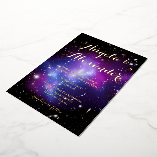 Paarse Galaxy Cluster Planetarium Weddending Folie Uitnodiging (Gedraaid)