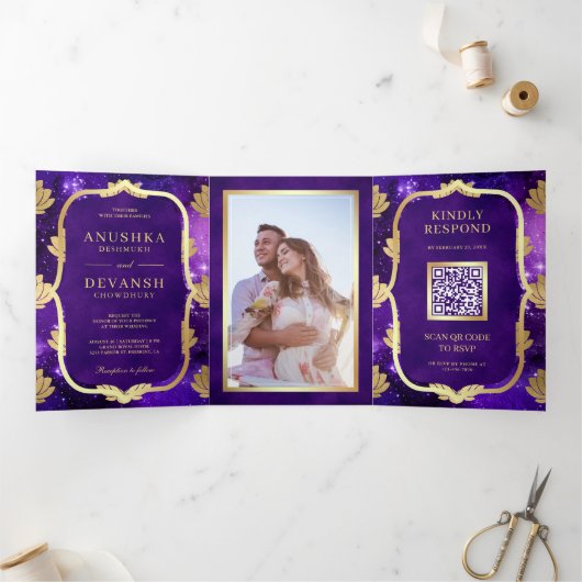 Paarse Galaxy Gold Lotus QR-code Indiaas huwelijk Drieluik Uitnodiging (Binnen)