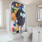 Paarse garen en pompoms douchegordijn (In situ)