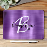 Paarse geborsteld metaal zwart wit script monogram muismat<br><div class="desc">Deze elegante gepersonaliseerde muismat heeft een monogram en een voornaam in een modern zwart-wit script op een trendy paarse geborstelde metalen achtergrond.</div>
