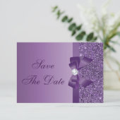 Paarse Gedrukte Lovertjes Bruiloft Save the Date (Staand voorkant)