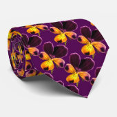 Paarse geelgrint Johnny springt het blote Stropdas (Opgerold)