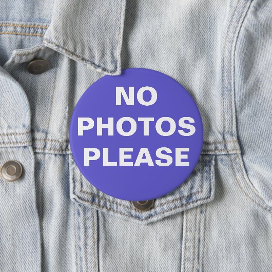 Paarse "Geen foto's alstublieft" pin-on Button (In situ)