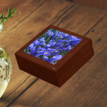 Paarse geïsoleerde Irisse Floral Cadeaudoosje<br><div class="desc">Bewaar snuisterijen,  sieraden en andere kleine koekjes in deze houten geschenkdoos met keramische tegel met een foto-afbeelding van kleine,  paarse Reticulated Irisen,  algemeen bekend als een Dwergiris. Een mooi,  bloemig ontwerp! Selecteer de grootte en kleur van uw geschenkdoos.</div>