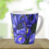 Paarse geïsoleerde Irisse Floral Latte Mok