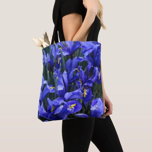 Paarse geïsoleerde Irisse Floral Tote Bag (Dichtbij)