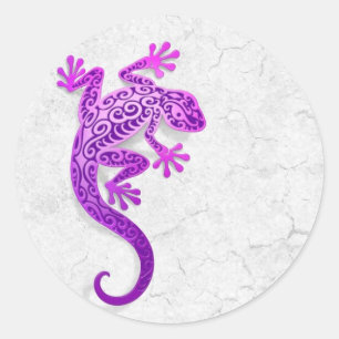Paarse gekko klimmen op een witte muur ronde sticker