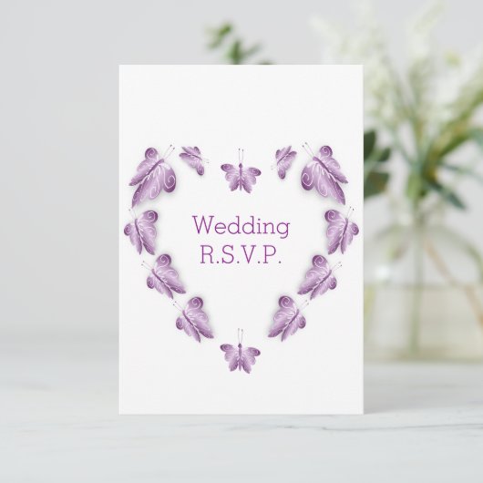 Paarse gekleurde vlinders ontwerp bruiloft RSVP kaartje (Staand voorkant)