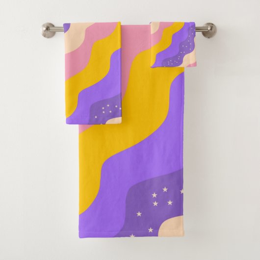 Paarse Gele Celestial Stripe Groovy Abstract Bad Handdoek (Insitu)