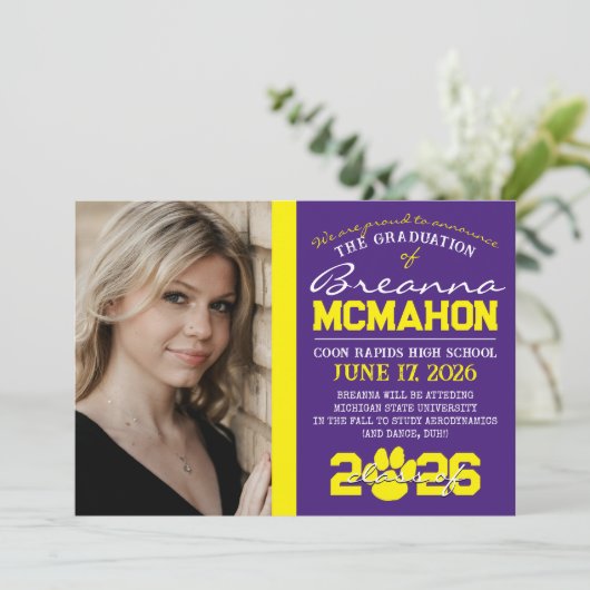 Paarse & gele Paw Print Afstuderen Aankondiging (Staand voorkant)