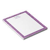 Paarse geometrische rand met monogram notitieblok (Schuin)