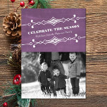 Paarse gepantserde Chalkboard Holiday Fotoplatte K Kaart<br><div class="desc">Elegant en stijlvol gesclanteerd Chalkboard Holiday Photo Flat Kaart in paars met een kunstdecogrens en een trendy chalkboard look background. Deze kleine en trendy fotokaart is gemakkelijk aan te passen met een charmerende familiefoto en een aangepaste kerstgroet. Klik op 'Aanpassen' voor meer verpersoonlijkingsopties. Foto © Storytree Studios,  Stanford,  CA</div>