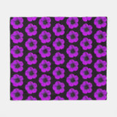 Paarse Geranium Bloemmotief op Zwart Fleece Deken (Voorkant (Horizontaal))