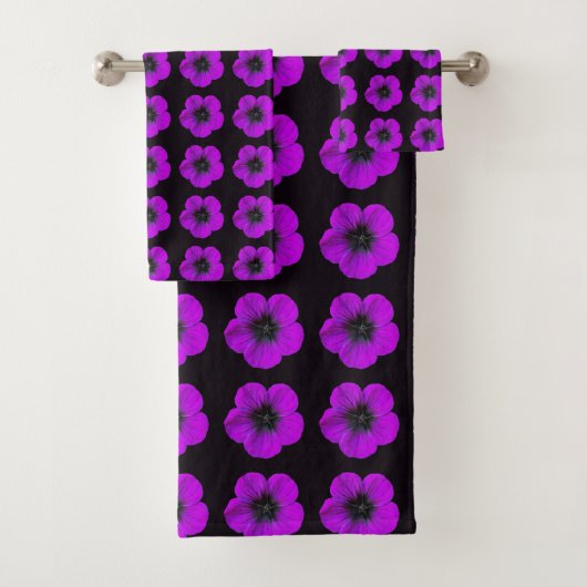Paarse Geranium Floral Pattern op Black Bad Handdoek (Insitu)