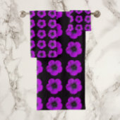 Paarse Geranium Floral Pattern op Black Bad Handdoek