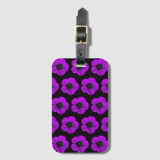 Paarse Geranium Floral Pattern op Black Bagagelabel (Voorkant (verticaal))
