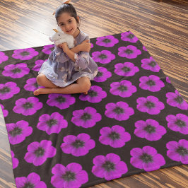 Paarse Geranium Floral Pattern op Black Fleece Deken