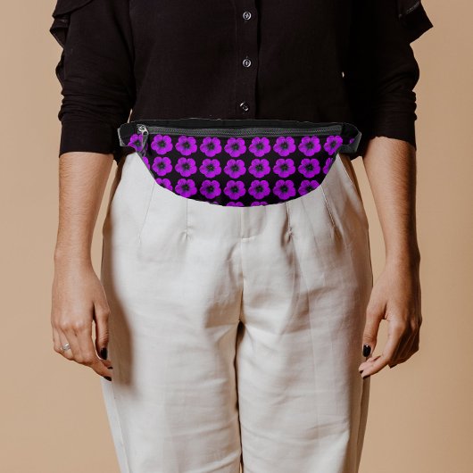 Paarse Geranium Floral Pattern op Black Heuptasje