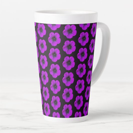 Paarse Geranium Floral Pattern op Black Latte Mok (Rechterhoek)