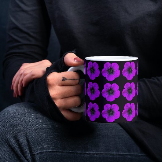 Paarse Geranium Floral Pattern op Black Mok