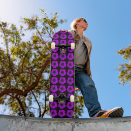 Paarse Geranium Floral Pattern op Black Persoonlijk Skateboard