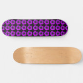 Paarse Geranium Floral Pattern op Black Persoonlijk Skateboard (Horizontaal)