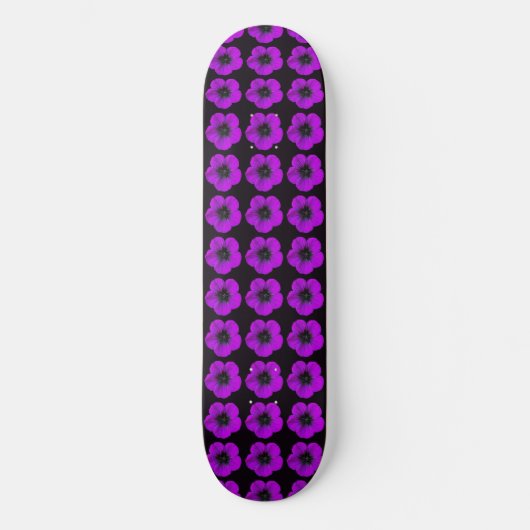 Paarse Geranium Floral Pattern op Black Persoonlijk Skateboard (Voorkant)