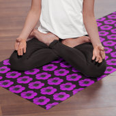 Paarse Geranium Floral Pattern op Black Yogamat