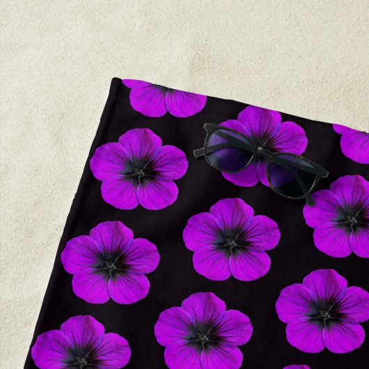 Paarse Geranium Patroon op Zwarte Bloemen Strandlaken (In situ)