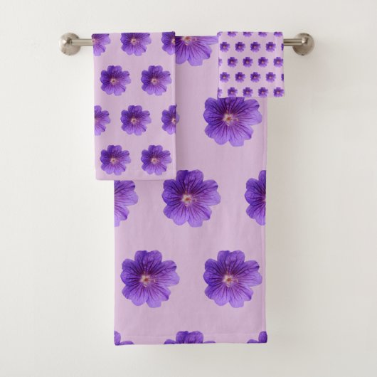 Paarse Geraniumventilator naadloos patroon op Bad Handdoek (Insitu)