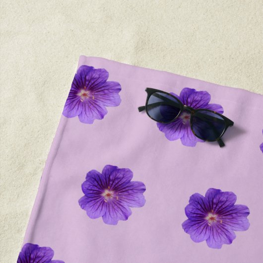 Paarse Geraniumventilator naadloos patroon op Strandlaken (In situ)