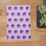 Paarse Geraniumventilator naadloos patroon op Theedoek<br><div class="desc">Naadloos patroon van paarse Geraniumbloem,  bedrukt op keukenhanddoek. Keukenhanddoeken voor bloemenontwerp,  voor de liefhebbers van bloemen of natuur.</div>