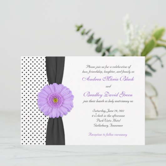 Paarse Gerber Daisy Polka Dot Wedding Uitnodiging (Staand voorkant)