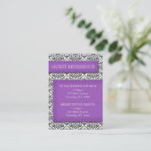 Paarse gestikte Damask Wedding Guest Reference Visitekaartje (Staand voorkant)