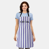 Paarse gestreepte Uff Da all-over print schort (Gedragen)