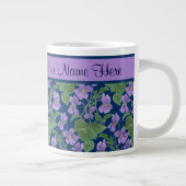 Paarse geweldplegingen op donkerblauw voor persoon grote koffiekop (Rechts)