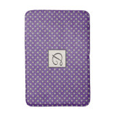 Paarse Geweven Rotan op Douanekleur met Monogram Badmat (Voorkant Verticaal)