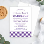 Paarse Gingham Wedding Rehearsal Dinner Barbecue Kaart<br><div class="desc">Een rustige moderne trouwrepetitie-uitnodiging voor een casual BBQ-bijeenkomst in de achtertuin. Paarse en witte kleuren met een gingham-vlakpatroon.</div>