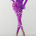 Paarse Giraffe afdrukken Leggings<br><div class="desc">Deze leggings zijn prachtig ontworpen met een betoverend giraffe vlekkenpatroon, en bieden een unieke en stijlvolle aanvulling op uw garderobe. Het patroon toont de kenmerkende en elegante vlekken die kenmerkend zijn voor giraffen en creëert een verfijnde en opvallende look. De leggings zijn gemaakt van een hoogwaardige en rekbare stof, waardoor...</div>