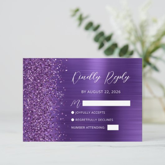 Paarse Glam Glitter Script Bruiloft RSVP Kaart (Staand voorkant)